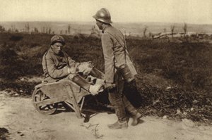 Soldado francês capturado a transportar o seu camarada ferido num carrinho de mão, na Primeira Guerra Mundial. de Photographer German