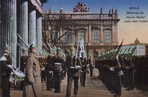 Troca da guarda no Neue Wache, Unter den Linden, Berlim, Alemanha (foto colorida) de Photographer German