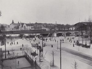 Charlottenburg, Hardenbergstrasse, estação Zoologischer Garten (foto a p/b) de Photographer German