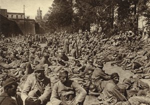 Ponto de recolha na cidadela de Laon, França, para prisioneiros franceses capturados na Ofensiva da Primavera alemã, Primeira Guerra Mundial de Photographer German