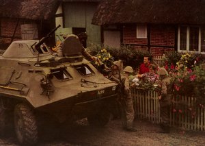 Durante um descanso numa marcha, os soldados do Exército Popular Nacional são recebidos cordialmente pelos habitantes (foto a cores) de Photographer German