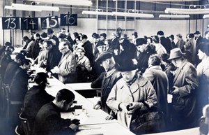 Cidadãos da Alemanha Oriental em fila de espera para obter autorização para visitar parentes no Ocidente (foto a p/b) de Photographer German