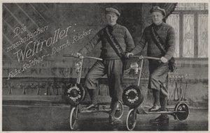 Felix Ruether e Bernhard Ricker, pilotos de scooter musicais (foto a p/b) de Photographer German