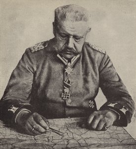 Marechal de Campo von Hindenburg estudando um mapa (foto a p/b) de Photographer German