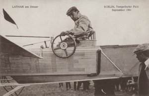 O aviador francês Hubert Latham nos comandos do seu avião, aeródromo de Tempelhof, Berlim, Setembro de 1909 (foto a p/b) de Photographer German