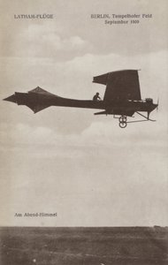Aviador francês Hubert Latham sobrevoando o aeródromo de Tempelhof, Berlim, Setembro de 1909 (foto a p/b) de Photographer German