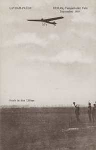 Aviador francês Hubert Latham sobrevoando o aeródromo de Tempelhof, Berlim, Setembro de 1909 (foto a p/b) de Photographer German