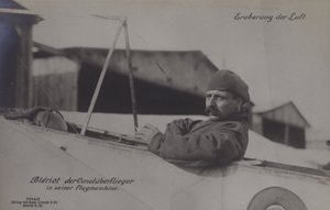 O aviador francês Louis Bleriot, o primeiro a atravessar o Canal da Mancha, em seu monoplano (foto a p/b) de Photographer German