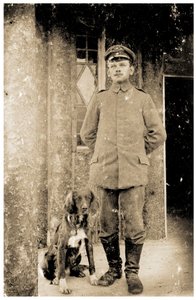 Sargento do Exército Alemão Feldwebel (Sargento) com um cão de Photographer German
