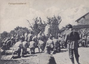 Soldados do exército alemão participando de um serviço religioso ao ar livre (foto a p/b) de Photographer German