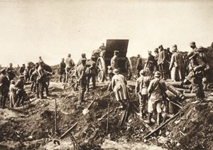 Bateria alemã avança sobre terreno difícil antes do Fismes, capturada francesa em primeiro plano pronta para ser transportada (foto a p/b) de Photographer German