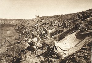 Batalhão de infantaria alemão em posição de reserva, durante o avanço a norte de Focsani, agosto de 1917 (foto a p/b) de Photographer German