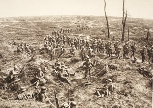 Cruz de infantaria alemã sobre Chemin des Dames para seguir o inimigo em retirada, 27 de Maio de 1918 (foto a p/b) de Photographer German