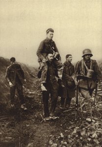 Infantaria alemã com uma ferida na perna a ser transportada do campo de batalha por prisioneiros britânicos, Primeira Guerra Mundial de Photographer German
