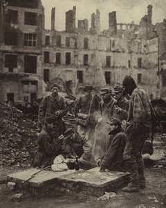 Prisioneiros de guerra alemães libertados do cativeiro na União Soviética, em meio às ruínas de Berlim de Photographer German