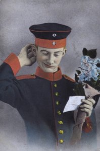 Soldado alemão segurando uma nota e um ramo de flores (foto) de Photographer German