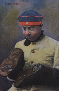 Soldado alemão olhando para as solas das suas botas (foto colorida) de Photographer German