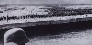 Soldado alemão a vigiar prisioneiros aliados na praia de Dunquerque, França, Segunda Guerra Mundial, Junho de 1940 (foto a p/b) de Photographer German