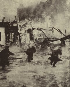 Soldados alemães avançam através das ruínas ardentes de Roterdão após o seu bombardeamento pela Luftwaffe, Segunda Guerra Mundial, Maio de 1940 (foto a p/b) de Photographer German