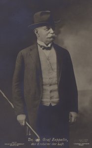 Graf Ferdinand von Zeppelin, designer e construtor de aeronaves alemão (foto a p/b) de Photographer German