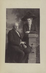 Graf Ferdinand von Zeppelin, designer e construtor de aeronaves alemão, e sua esposa Isabella (foto a p/b) de Photographer German