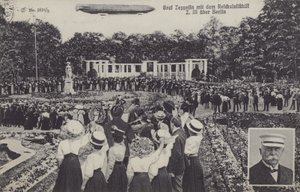 Graf Ferdinand von Zeppelin, e seu dirigível LZ III sobre Berlim (foto a p-b) de Photographer German