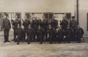 Grupo de soldados de infantaria do exército alemão (foto a p/b) de Photographer German