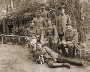 Grupo de soldados alemães com um cão de Photographer German