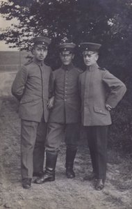 Grupo de três soldados do exército alemão (foto a p/b) de Photographer German