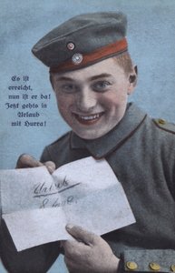 Feliz soldado alemão com uma notificação de licença (foto colorida) de Photographer German