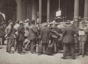 Hiperinflação em Weimar Alemanha: membros da fila pública fora do Reichsbank em Berlim com malas para transportar o seu dinheiro, julho de 1923 (foto a p/b) de Photographer German