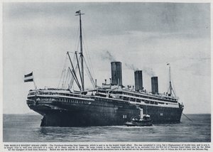 Imperator, transatlântico construído para a linha alemã Hamburg America em 1913, utilizado pelos Aliados para transportar tropas americanas de volta aos Estados Unidos após o fim da Primeira Guerra Mundial (foto a p/b) de Photographer German