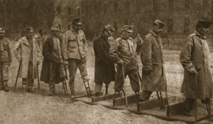 No Hospital Brest-Litovsk: aleijados austríacos praticantes de caminhada com membros artificiais, de 