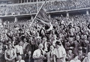 Torcedores italianos apoiam seus atletas no estádio nos Jogos Olímpicos, Berlim, Alemanha de Photographer German
