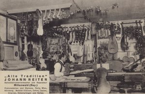 Johann Reiter, fabricante e reparador de instrumentos de corda, Mittenwald, Baviera (foto a p/b) de Photographer German