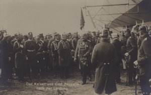 Kaiser Wilhelm II e o construtor alemão Graf Ferdinand von Zeppelin após a aterragem de um dos dirigíveis da Zeppelin (foto a p/b) de Photographer German