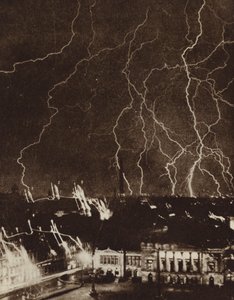 Relâmpagos sobre a cidade de Leipzig, Alemanha, durante uma trovoada (foto a p/b) de Photographer German
