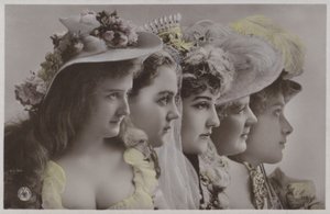 Linha de mulheres em vestido histórico (foto a cores) de Photographer German