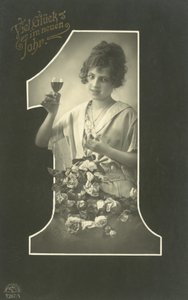 Cartão de Ano Novo com uma garota fazendo um brinde (foto a p/b) de Photographer German