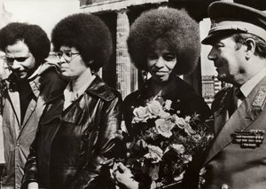 Em 11 de Setembro de 1972, a corajosa defensora americana dos direitos civis e comunistas Angela Davis foi cordialmente recebida pelos soldados do Exército Nacional Popular da República Democrática Alemã no Portão de Brandenburgo (foto a p/b). de Photographer German