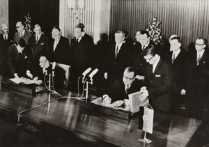 Em 26 de Maio de 1972 foi assinado o Tratado de Trânsito, o primeiro tratado estatal entre a República Democrática Alemã e a República Federal da Alemanha, na capital da RDA, Berlim (foto a p/b). de Photographer German