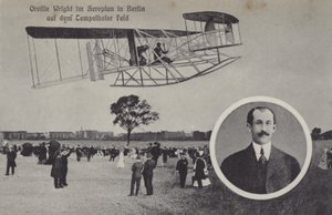 Orville Wright pilotando seu avião sobre o aeródromo de Temelhof, Berlim (foto a p/b) de Photographer German