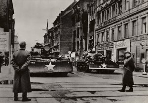 Entre 24 e 28 de Outubro de 1961 foram iniciadas provocações particularmente graves quando soldados norte-americanos fortemente armados, apoiados por tanques, violaram repetidamente a fronteira estatal da República Democrática Alemã (foto a p/b). de Photographer German
