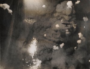Fotografia tirada quando os Lancasters da Royal Air Force atacaram Dresden (foto a p/b) de Photographer German