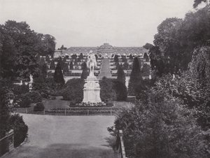 Potsdam, Monumento a Frederico o Grande e Vista do Palácio de Sanssouci (foto a p/b) de Photographer German