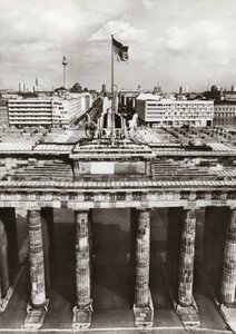 Protegido por fronteiras seguras, a construção da capital da RDA está em curso (foto a p/b) de Photographer German