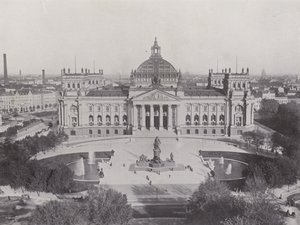Edifício Reichstag e Monumento Bismarck (foto a p/b) de Photographer German