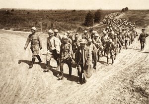 Prisioneiros romenos chegam da batalha em Focsani (foto a p/b) de Photographer German