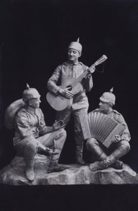 Escultura representando um grupo de soldados alemães da Primeira Guerra Mundial tocando música (foto a p/b) de Photographer German