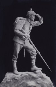 Escultura de um soldado alemão da Primeira Guerra Mundial olhando para o outro lado do campo de batalha (foto a p/b) de Photographer German